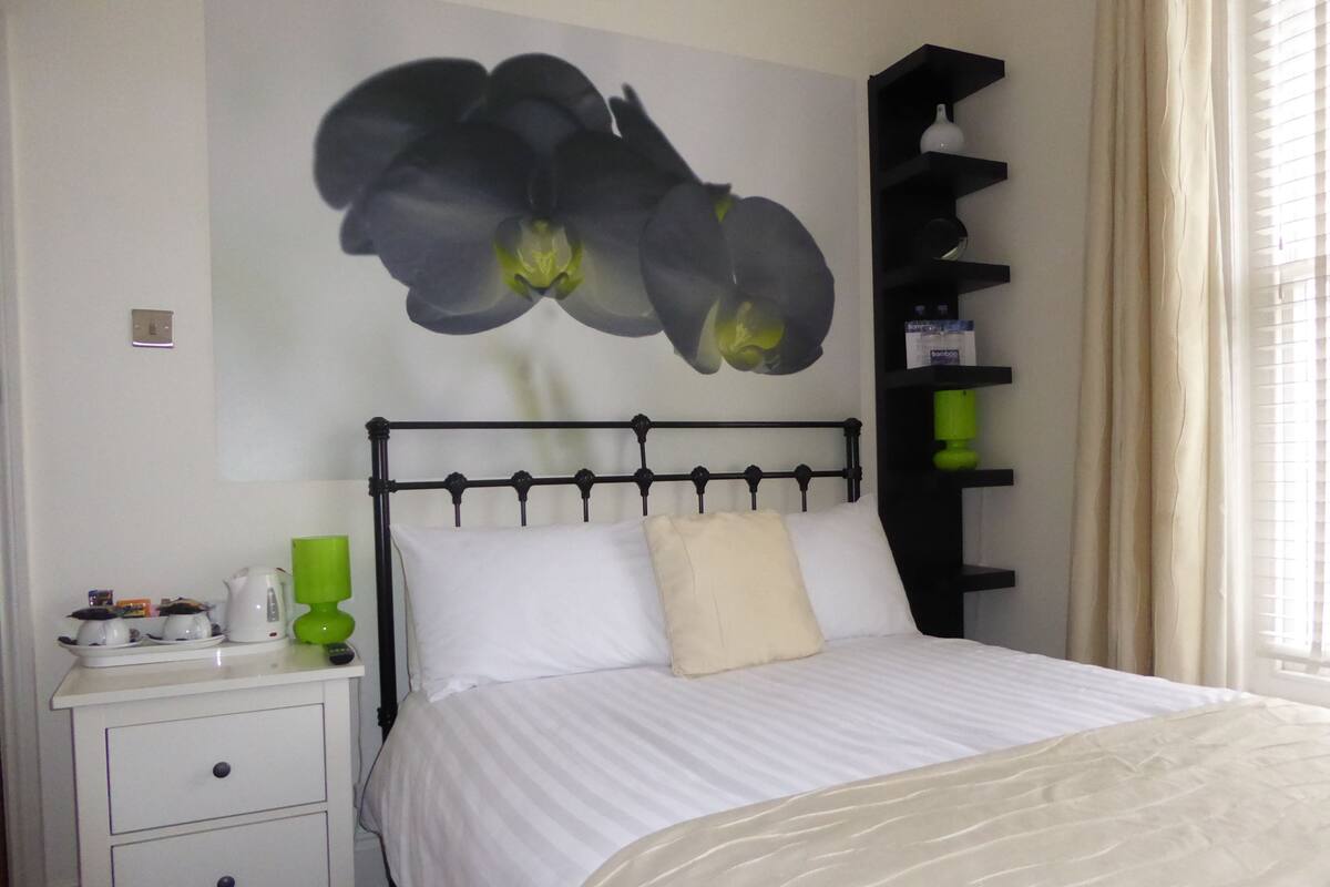 Standard dubbelrum (Orchid, Room 6) | Sängtillbehör av högsta kvalitet och mörkläggningsgardiner