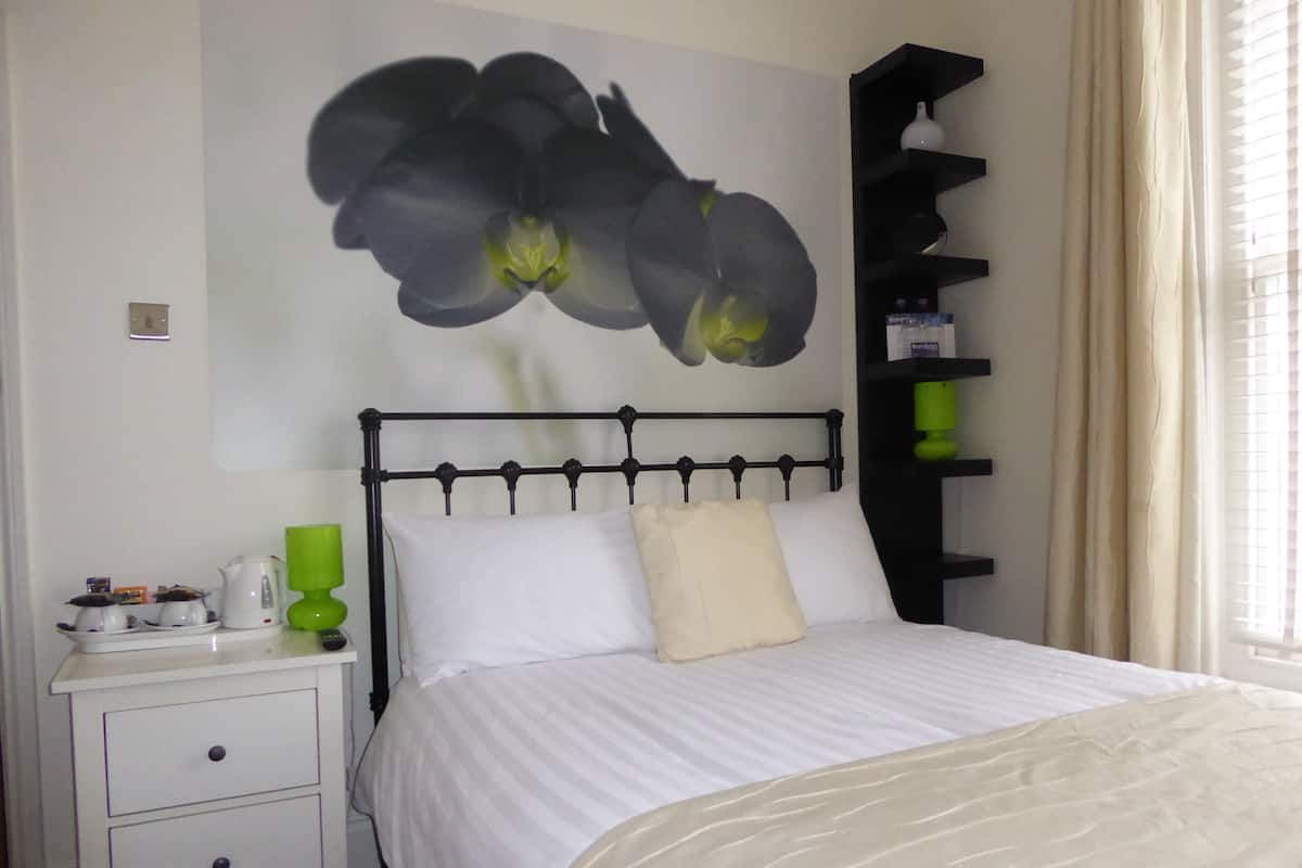 Ropa de cama de alta calidad, muebles diferentes y cortinas blackout