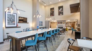 Café da manhã com buffet grátis todos os dias