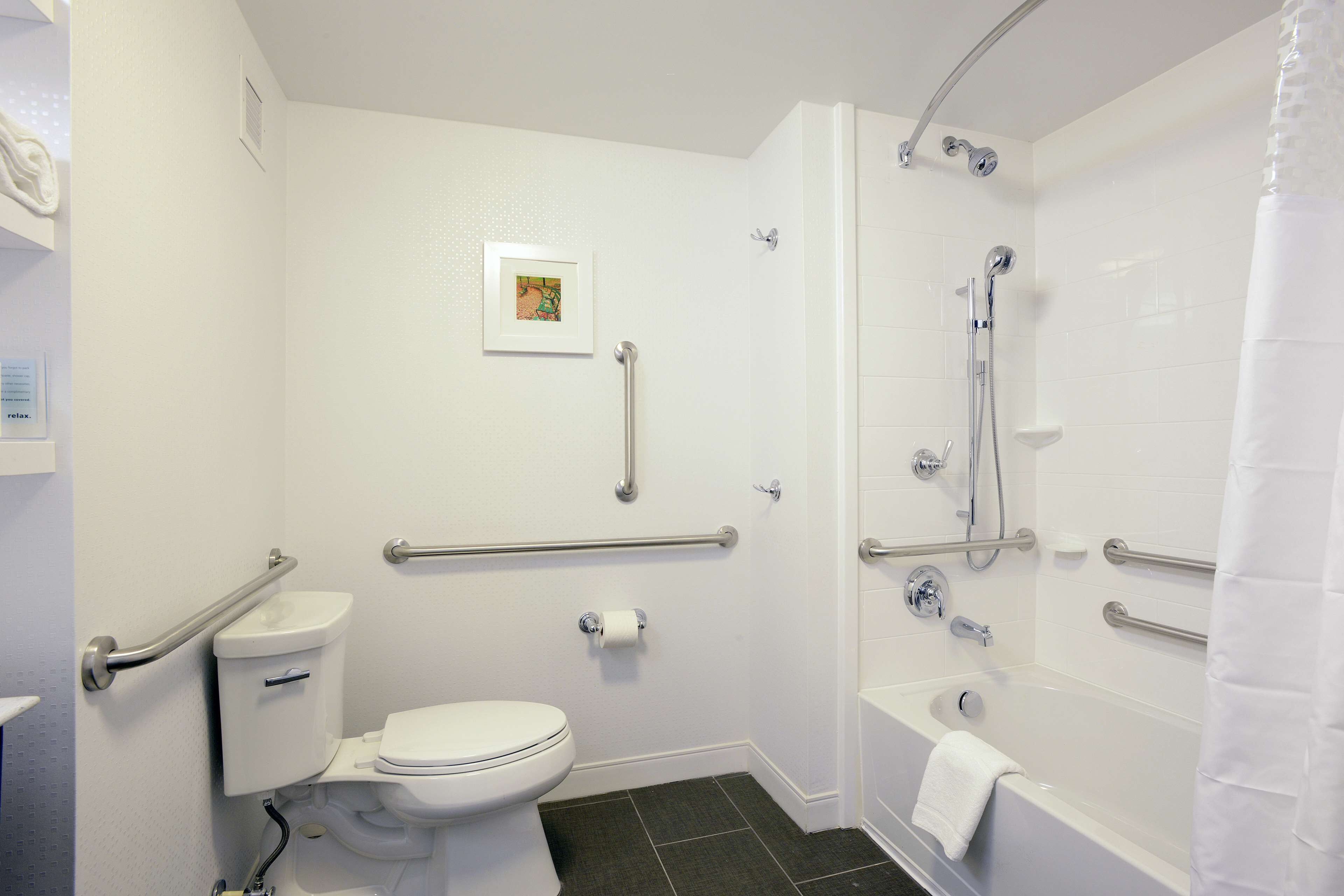 Un baño con inodoro, ducha y bañera.