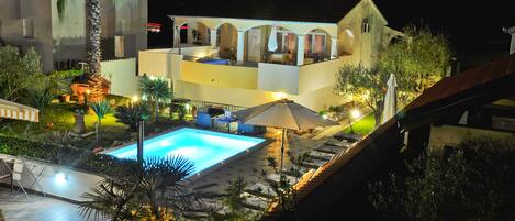 奢华公寓, 2 间卧室, 私人游泳池, 泳池景观 | 1 多间卧室、高档床上用品、泰普尔床垫、特色装修