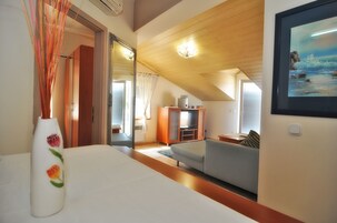 Apartamento, 3 quartos, sacada, vista parcial para o mar | Sala de estar | TV LED 102 cm com canais via satélite, TV