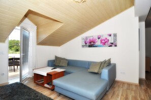 Apartment, 3 Bedrooms, Balcony, Partial Sea View | Living room