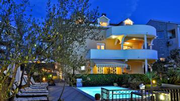 Vista frontal de la propiedad