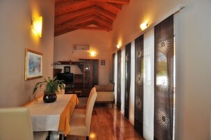 Apartamento superluxo, 2 quartos, piscina particular, vista para a piscina | Área de estar | TV LED 102 cm com canais via satélite, TV