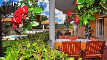 Comfort-Apartment, 1 Schlafzimmer, Terrasse, Poolblick | Blick vom Balkon