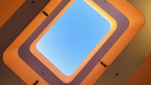 A ceiling with a geometric skylight design. - Opportunity León (León)
