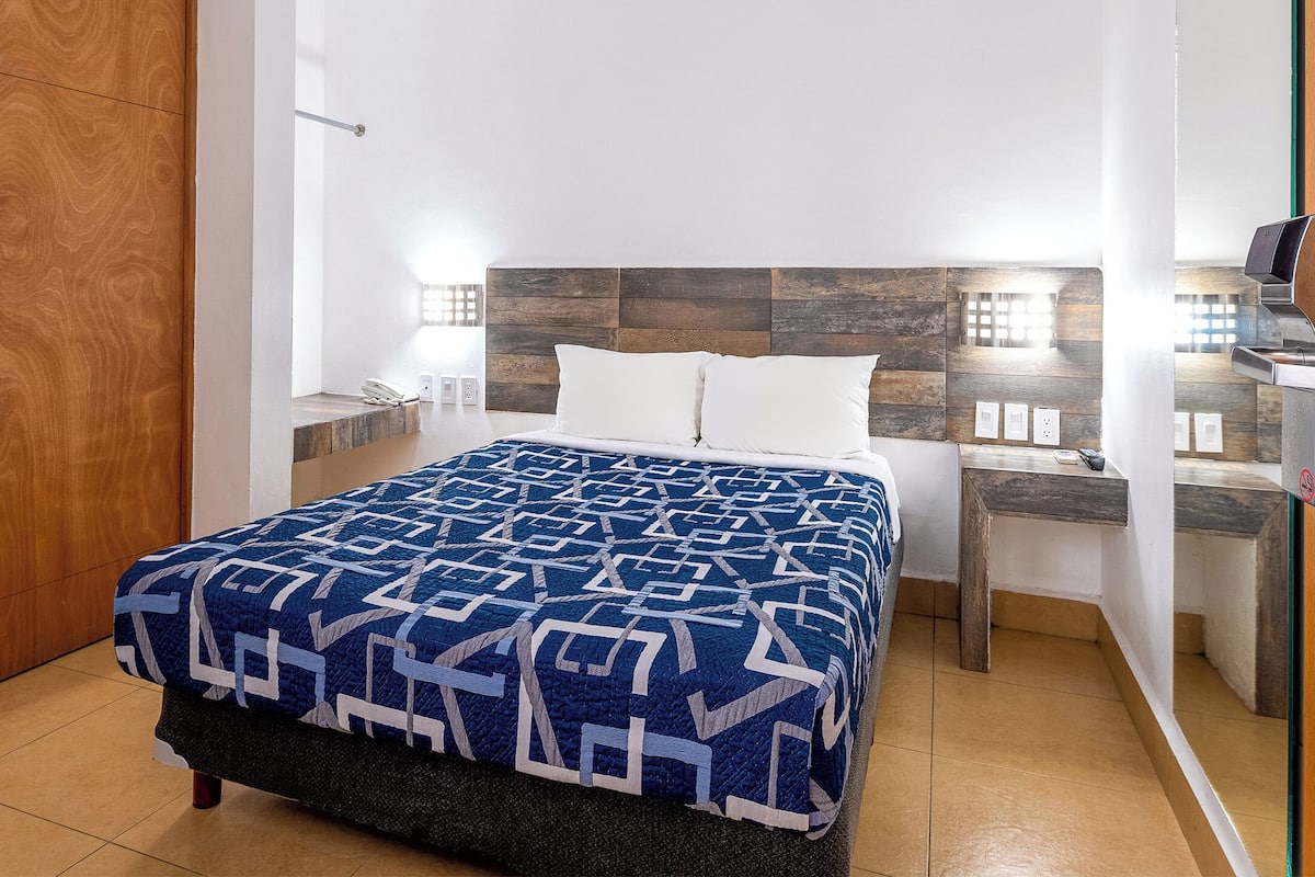 Desk, laptop workspace, iron/ironing board, free WiFi