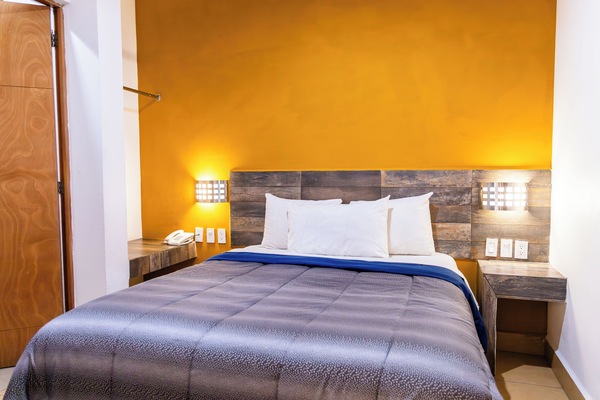 Skrivebord, arbejdsområde til bærbare computere, strygejern/strygebræt