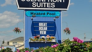 A sign for 'Friendship Oceanfront Suites' with a heated pool and a view of the ocean. - Friendship Oceanfront Suites (Old Orchard Beach)