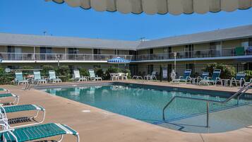 Alberca al aire libre y alberca climatizada