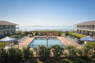 Una piscina al aire libre, una piscina climatizada