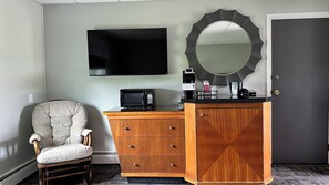 Room, 1 King Bed | Living area | Flat-screen TV