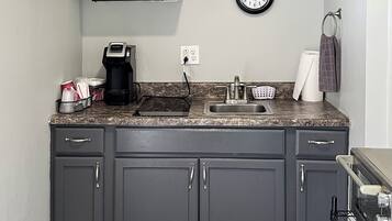 Suite | Private kitchenette | Fridge, coffee/tea maker