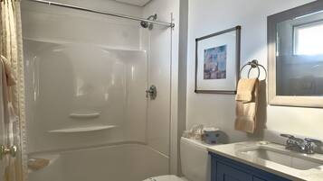 Room, 1 Queen Bed | Bathroom