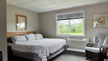 Chambre, 1 très grand lit | Coin séjour | Télévision à écran plat