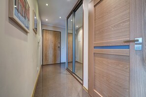 Familienapartment, 2 Schlafzimmer, Balkon (living room, for 6 adults) | Wohnbereich | 40-Zoll-Flachbildfernseher mit Kabelempfang, LCD-Fernseher