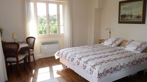 Habitación Royal con 2 camas individuales, balcón | Espacio para trabajar con un portátil y tabla de planchar con plancha