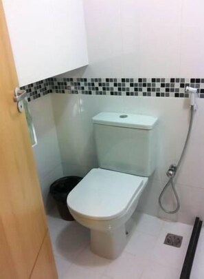 Bathroom | Shower, free toiletries, towels - Hotel São Bento (Rio de Janeiro)