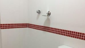 Baño | Regadera, amenidades de baño gratuitas, toallas