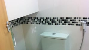 Baño | Regadera, amenidades de baño gratuitas, toallas