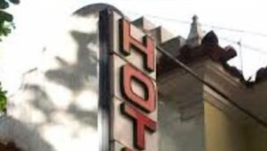 Een hotelsbord met de naam 'HOTEL LIDO'.
