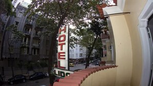 Een hotelschiltje met de tekst 'HOTEL' in grote letters.