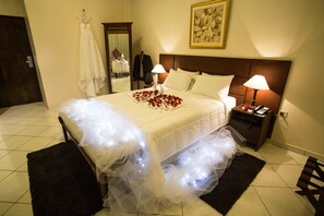 Luxe beddengoed, een minibar, een kluis op de kamer, een bureau