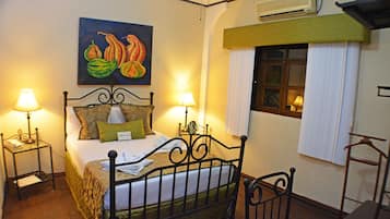 Quarto standard, 1 cama Queen | Cofres nos quartos, Wi-Fi de cortesia, roupa de cama