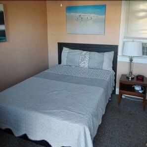 Room, 1 Queen Bed | Individually decorated, blackout curtains, free WiFi, bed sheets - Silver Motel (Chatham-Kent)