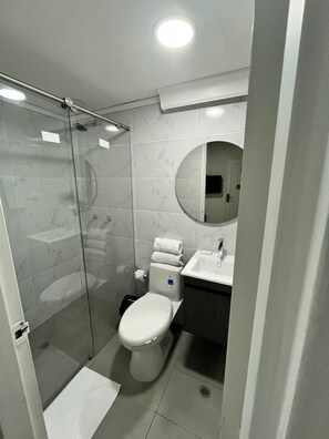 Quarto solteiro superior | Banheiro | Chuveiro, produtos de toalete grátis, toalhas de banho, sabonete