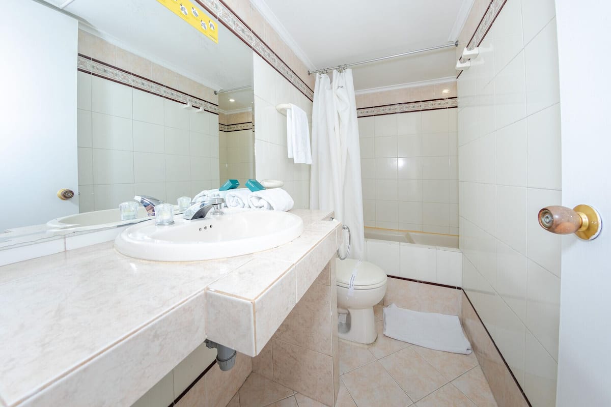 Ducha, artículos de tocador gratuitos, toallas, jabón