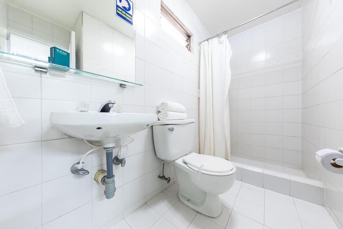 Ducha, artículos de tocador gratuitos, toallas, jabón
