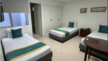 Habitación triple | Sábanas de algodón egipcio, ropa de cama de alta calidad, minibar