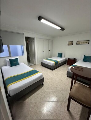 Habitacion Triple 3 Camas individuales | Sábanas de algodón egipcio, ropa de cama de alta calidad, minibar