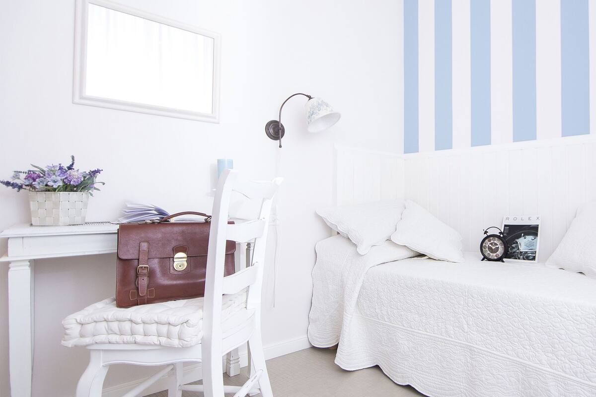 Eenpersoonskamer | Luxe beddengoed, een minibar, een kluis op de kamer, een bureau