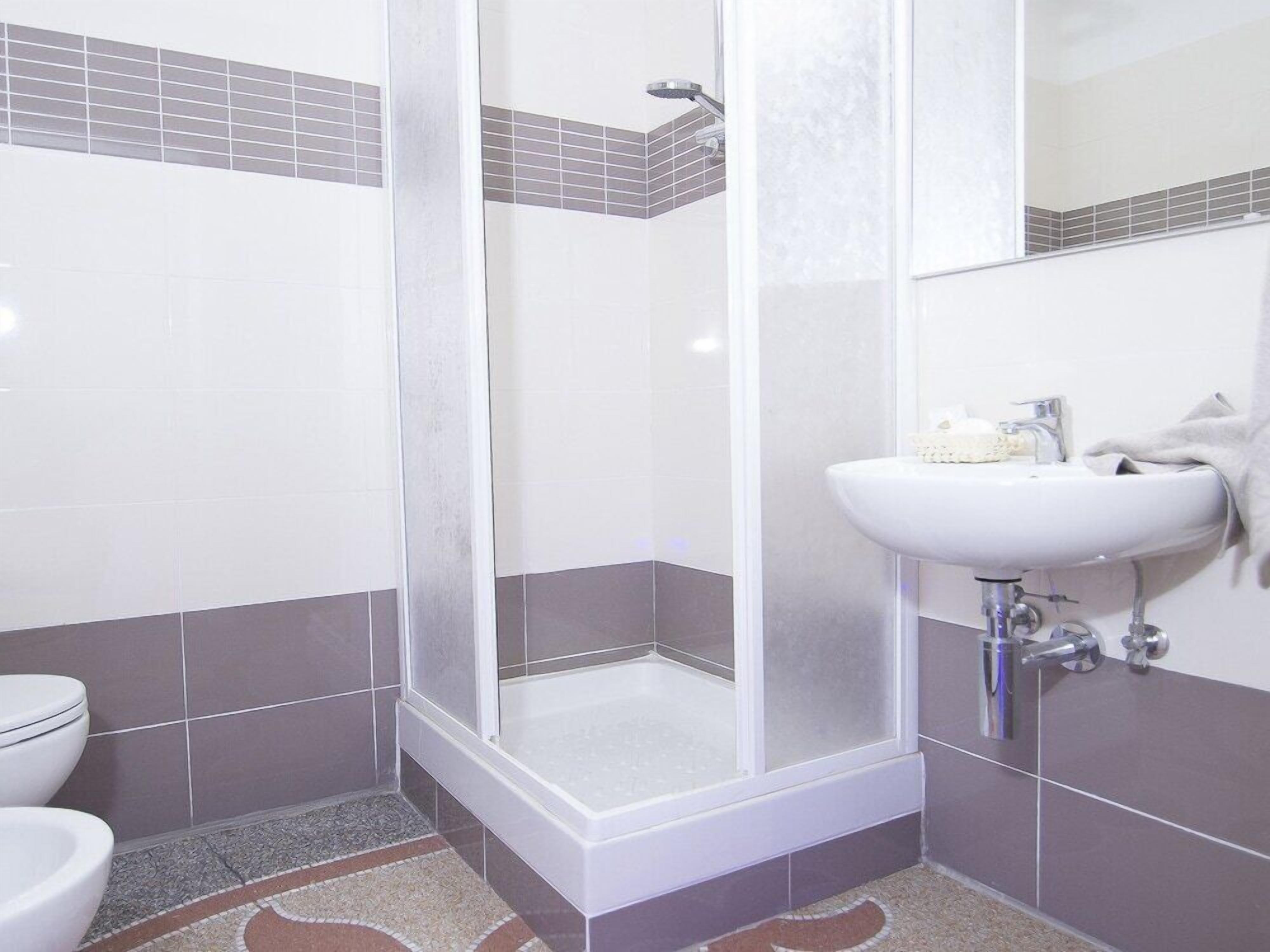 Shower, free toiletries, hair dryer, bidet