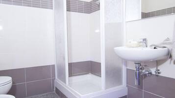 Douche, articles de toilette gratuits, sèche-cheveux, bidet