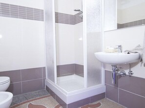 Shower, free toiletries, hair dryer, bidet