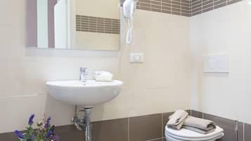 Dusche, kostenlose Toilettenartikel, Haartrockner, Bidet