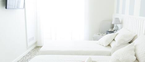 Seprai premium, minibar, brankas, dan meja kerja