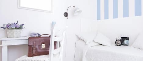 Peralatan tempat tidur premium, bar mini, peti besi dalam bilik, meja