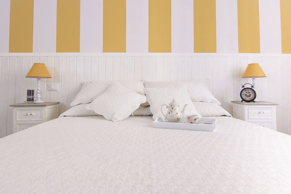 Ropa de cama de alta calidad, minibar, caja fuerte y escritorio