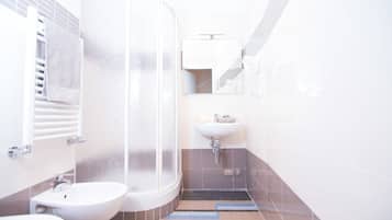 Dusj, toalettartikler (inkludert), hårføner og bidé