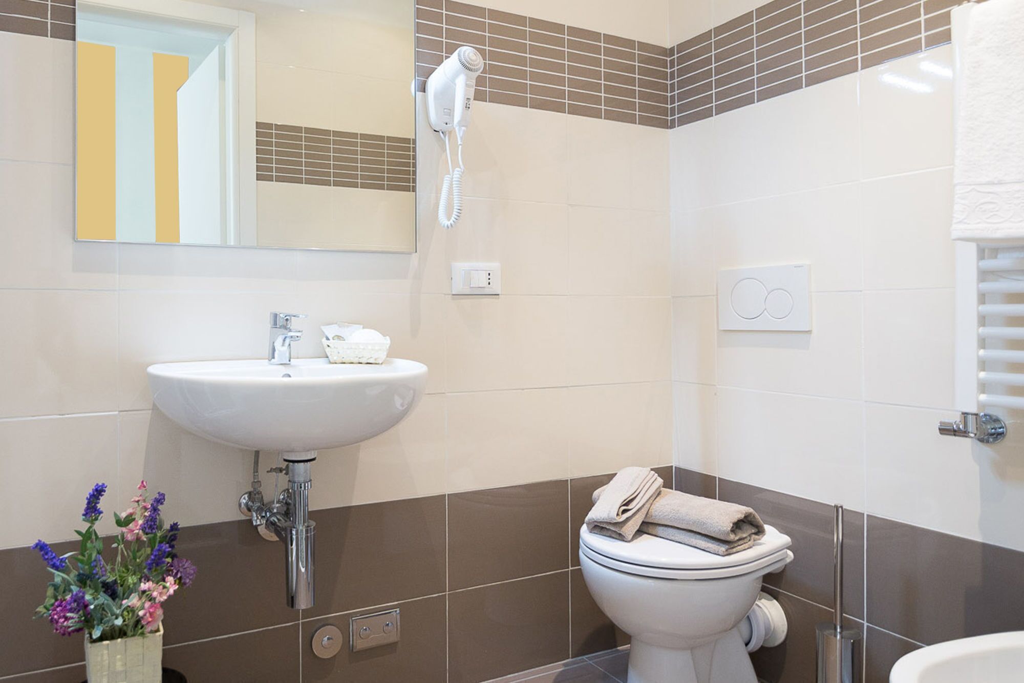 Douche, articles de toilette gratuits, sèche-cheveux, bidet