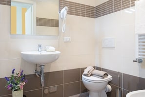 Een douche, gratis toiletartikelen, een haardroger, een bidet