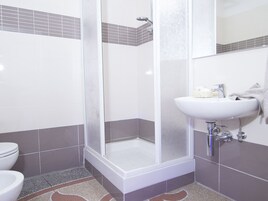 Shower, free toiletries, hair dryer, bidet