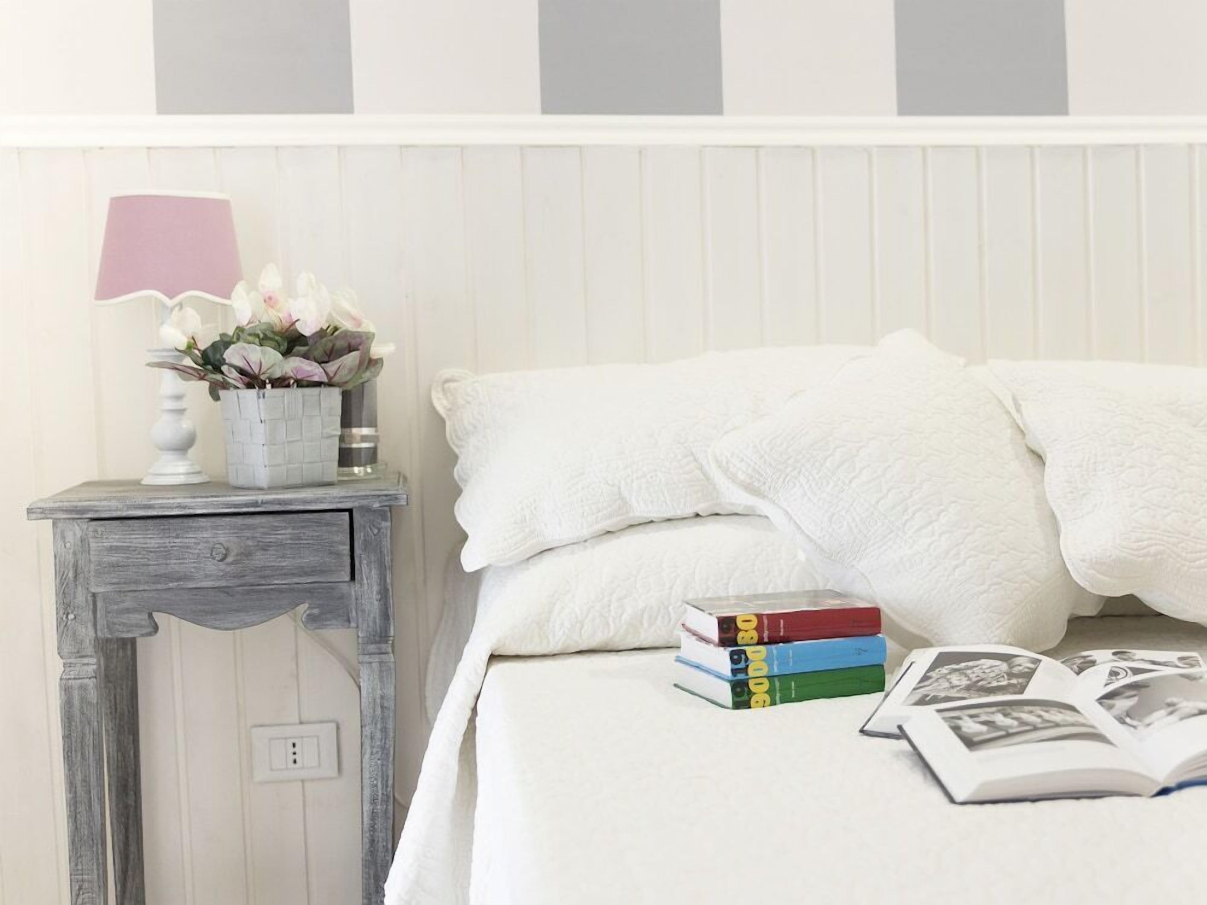 Bộ đồ giường cao cấp, minibar, két bảo mật tại phòng, bàn 