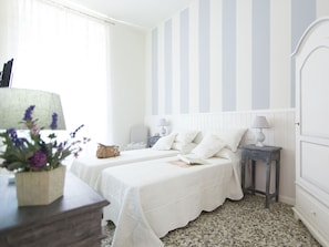 Ropa de cama de alta calidad, minibar, caja fuerte y escritorio