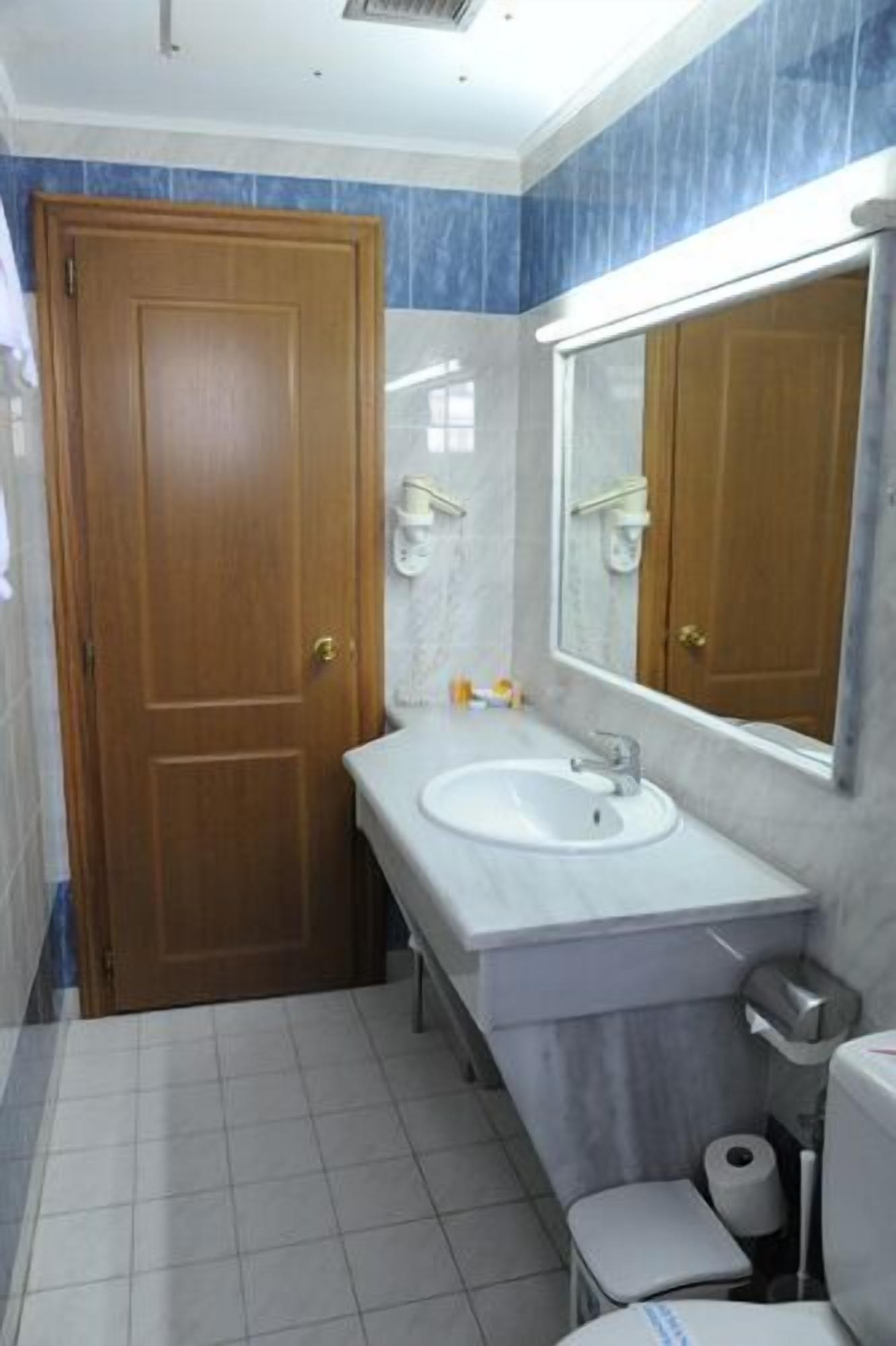 shower, free toiletries, hair dryer, slippers